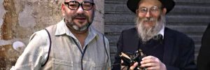 Il Re del Marocco Mohammed VI allo stand di tefillin a Parigi con rav Goldberg