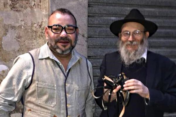 Il Re del Marocco Mohammed VI allo stand di tefillin a Parigi con rav Goldberg