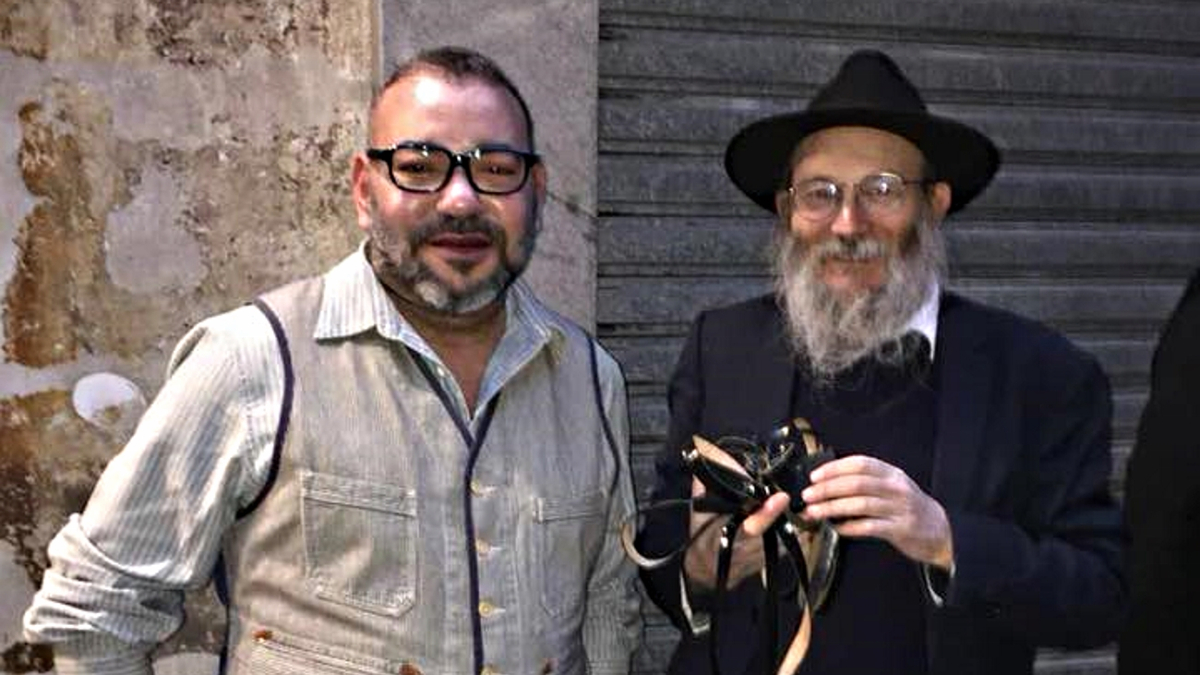 Il Re del Marocco Mohammed VI allo stand di tefillin a Parigi con rav Goldberg