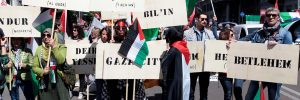 Bandiere e cartelli propalestinesi al corteo del 25 aprile