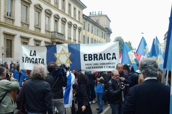 Le bandiere della Brigata Ebraica durante il corteo del 25 aprile