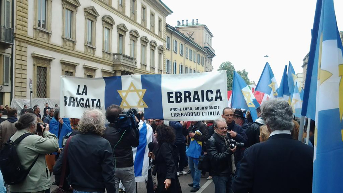 Le bandiere della Brigata Ebraica durante il corteo del 25 aprile