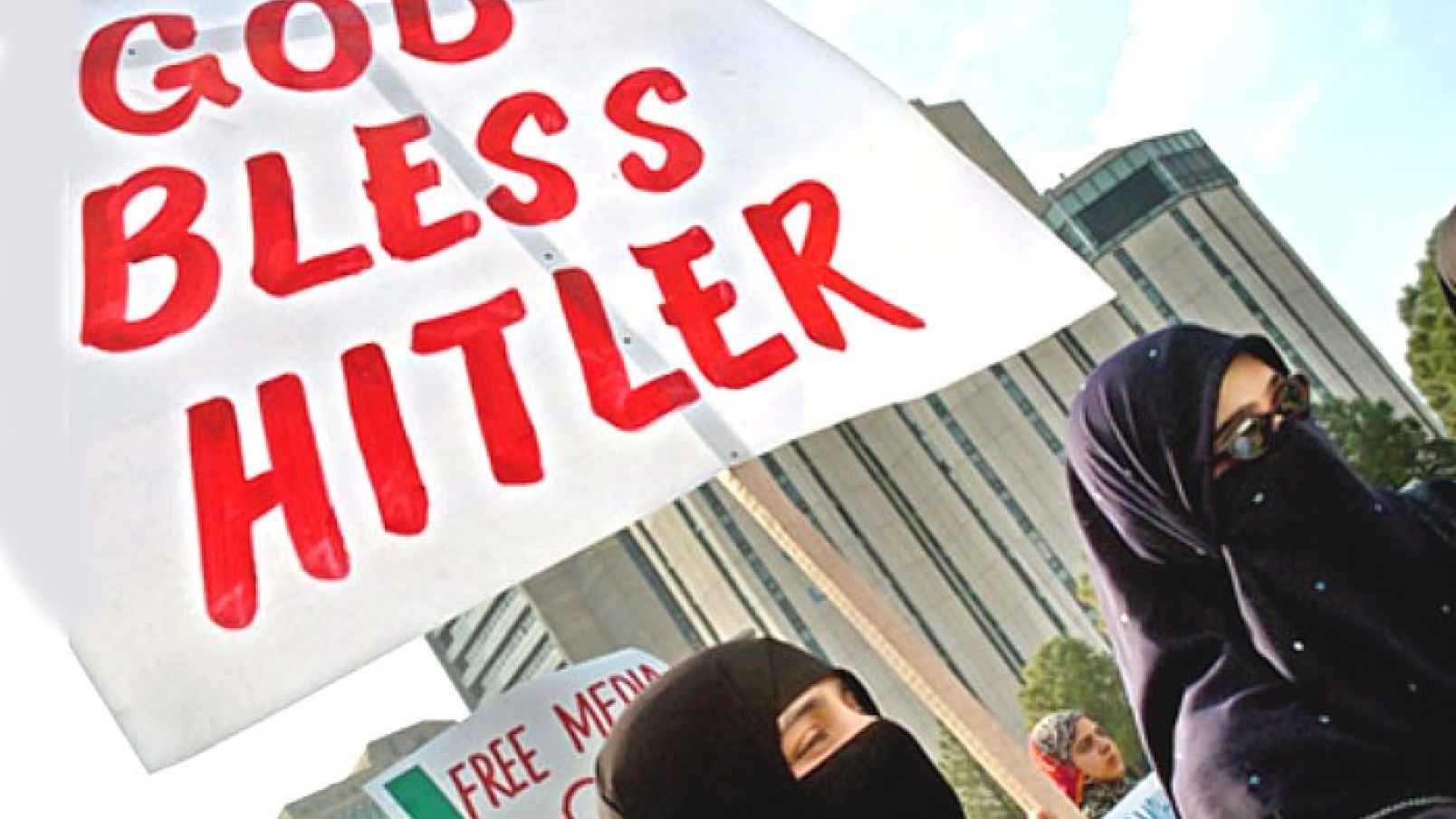 Un manifesto antisemita inneggiano a Hitler portato da due donne musulmane