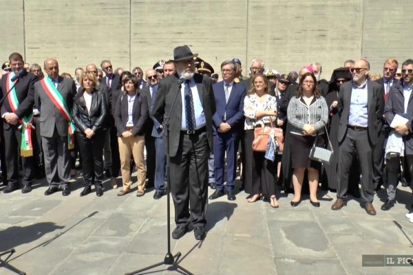 Il rabbino di Trieste Alexander Melloni durante la cerimonia del 25 aprile alla Risiera di San Sabba