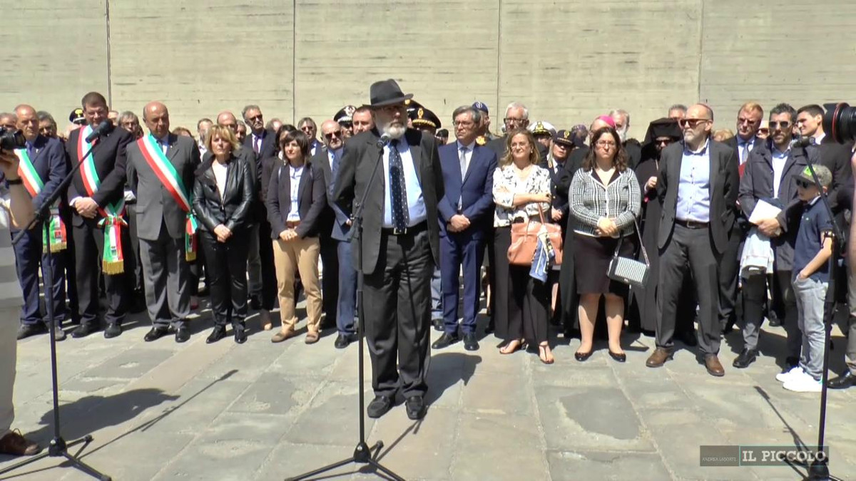 Il rabbino di Trieste Alexander Melloni durante la cerimonia del 25 aprile alla Risiera di San Sabba