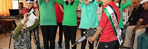 Nelle scuole palestinesi bambini vestiti da terroristi