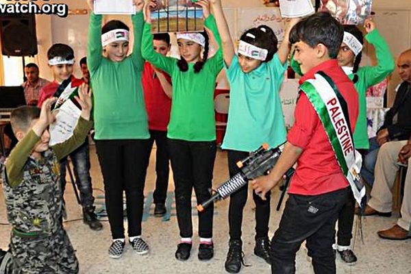 Nelle scuole palestinesi bambini vestiti da terroristi