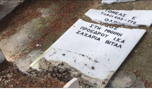 Una stele nel cimitero ebraico profanato ad Atene