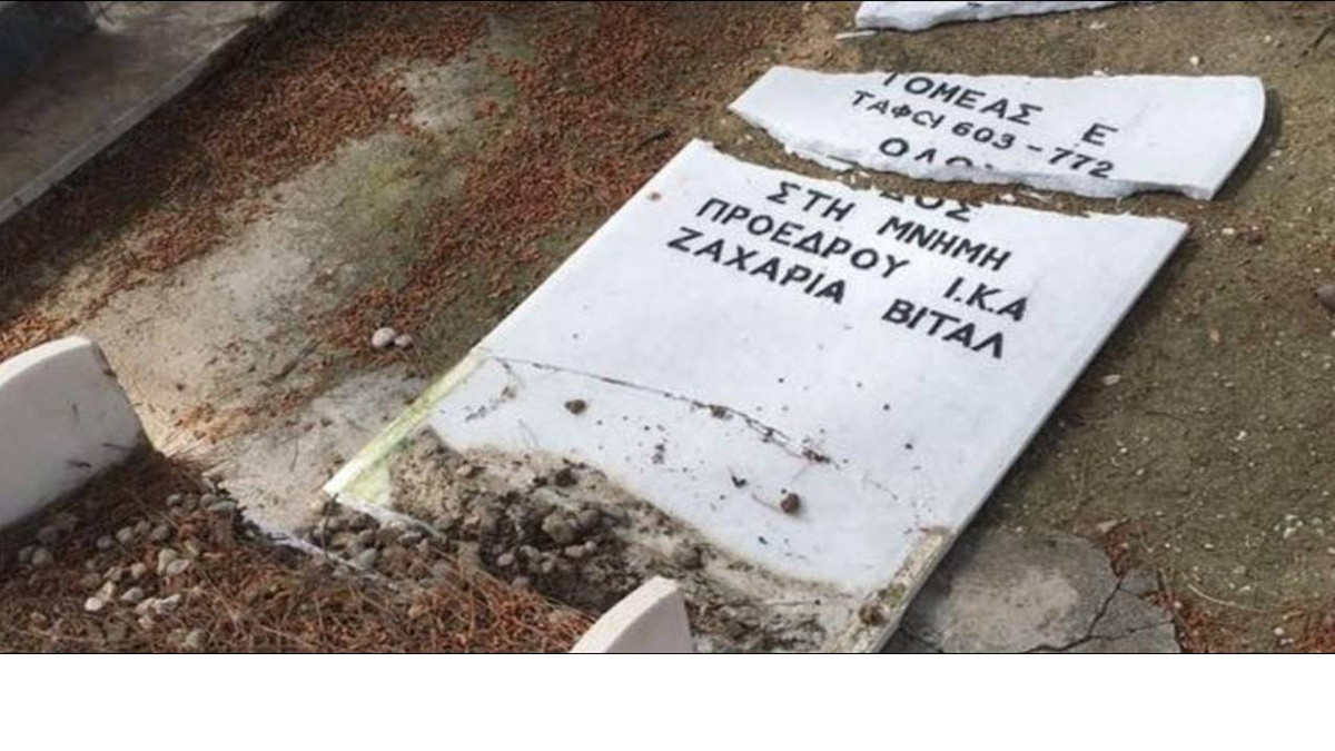 Una stele nel cimitero ebraico profanato ad Atene