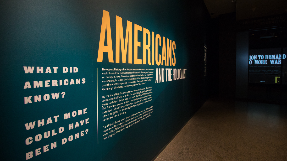 Il pannello della mostra sugli americani e la Shoah in corso a Washington