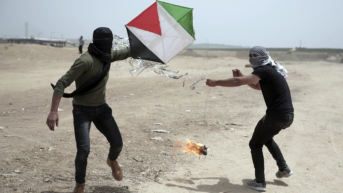 Aquiloni incendiari lanciati da gaza stanno o incendiando il sud di Israele