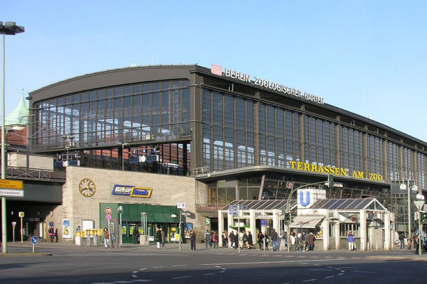 La stazione di Bahnhof Zoo a Berlino dove è stato aggredito un ragazzo ebreo