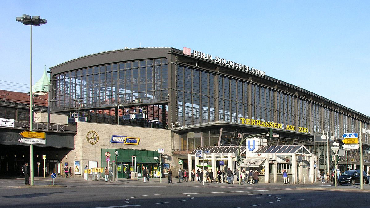 La stazione di Bahnhof Zoo a Berlino dove è stato aggredito un ragazzo ebreo