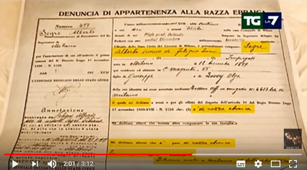 Il documento di denuncia dell'appartneneza alla razza ebraica mostrato da Enrico Mentana
