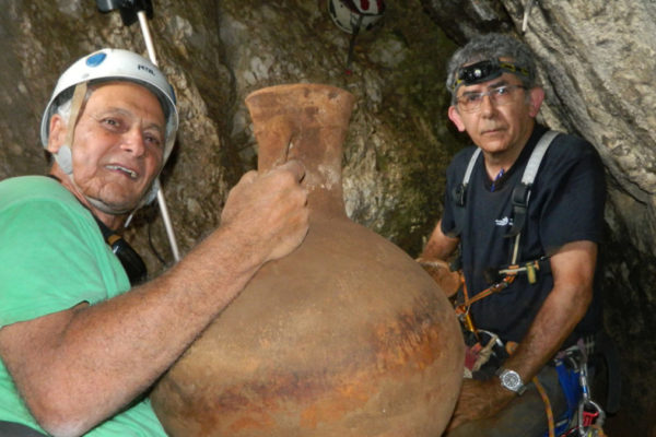 i due archeologi con le giare di 2000 anni fa ritrovate in una grotta in Israele
