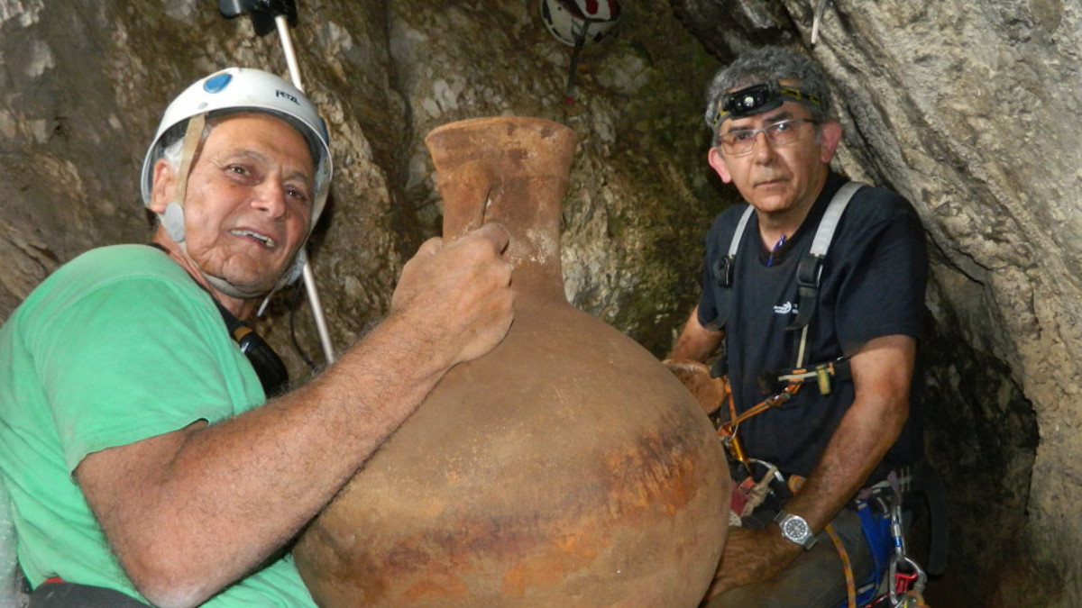 i due archeologi con le giare di 2000 anni fa ritrovate in una grotta in Israele