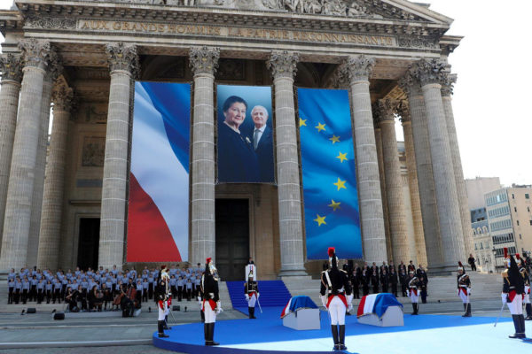 La cerimonia al Pantheon per Simone Veil e il marito Antoine