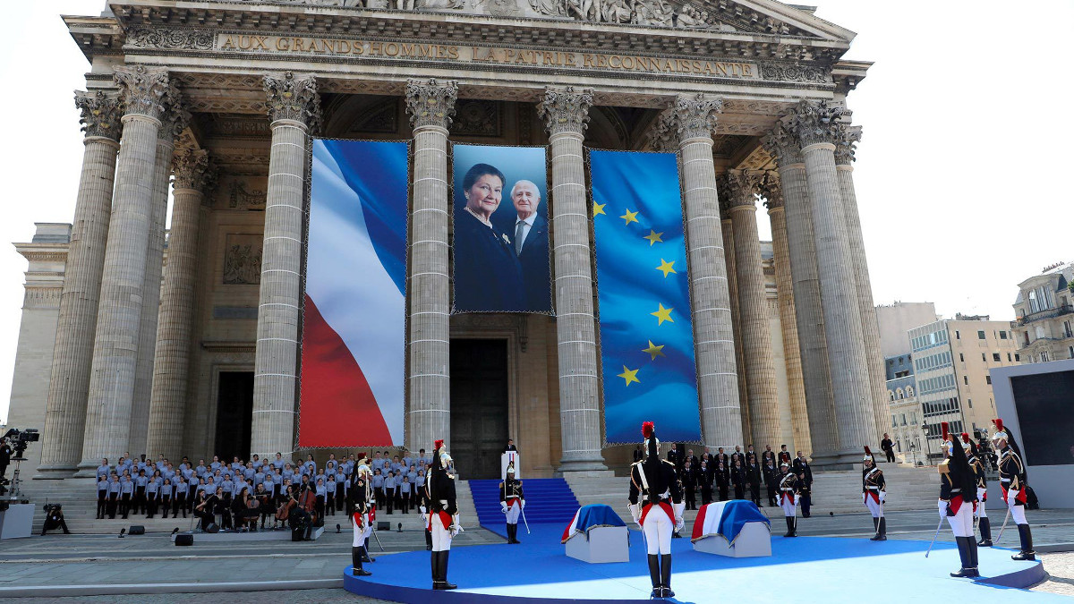 La cerimonia al Pantheon per Simone Veil e il marito Antoine