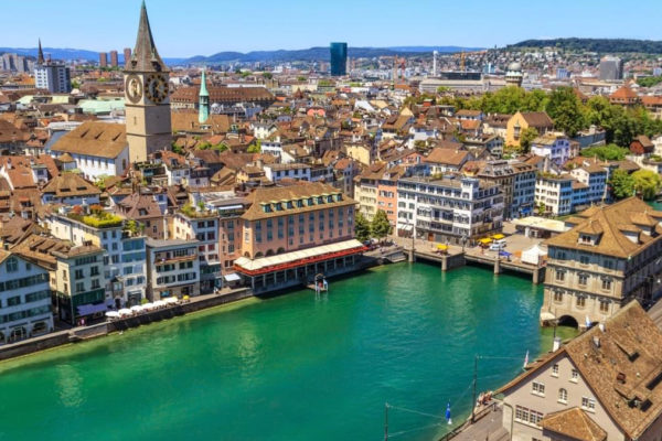 Una panoramica di Zurigo, dove è stata aggredita una famiglia ebraica