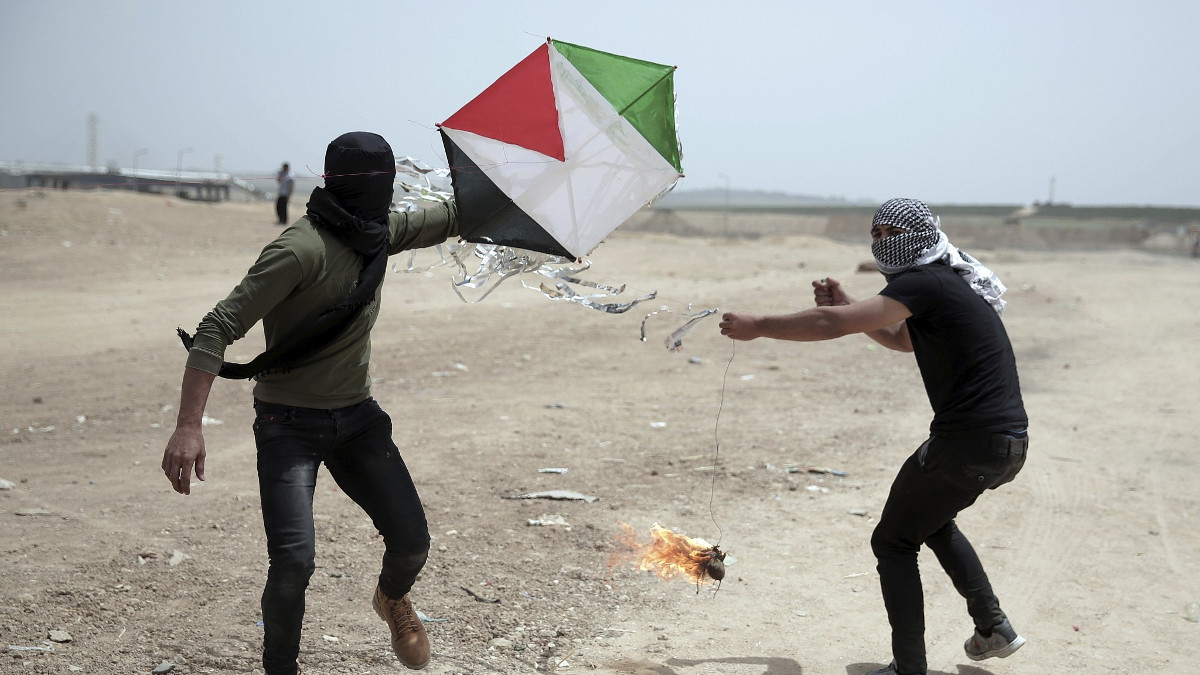 Militanti di Hamas lanciano da Gaza aquiloni incendiari su israele