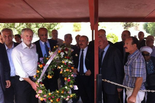 Jeremy Corbyn nel 2014 depone una corona di fiori alla tomba dei terroristi palestinesi di Monaco