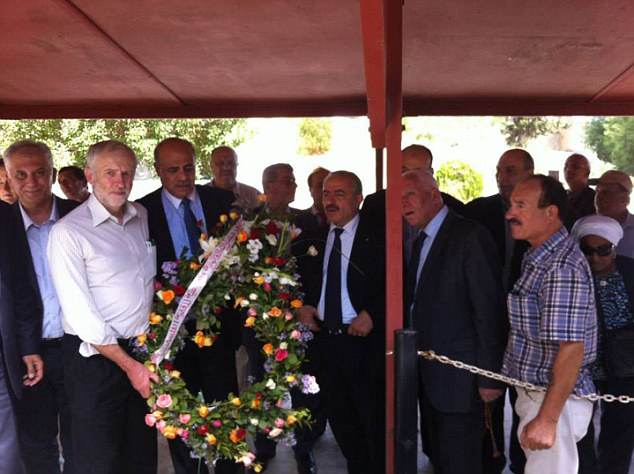 Jeremy Corbyn nel 2014 depone una corona di fiori alla tomba dei terroristi palestinesi di Monaco