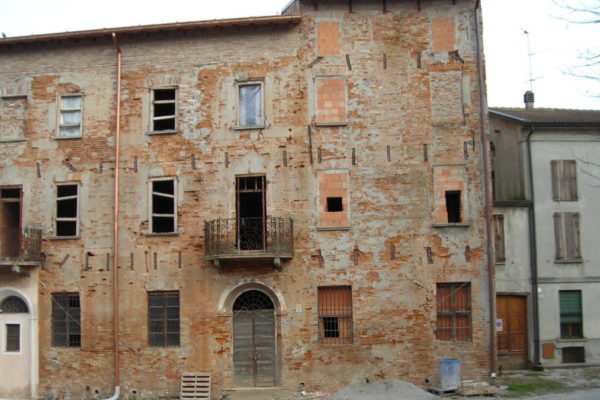 Il palazzo in cui sorgeva la sinagoga di Ostiano Cremona)