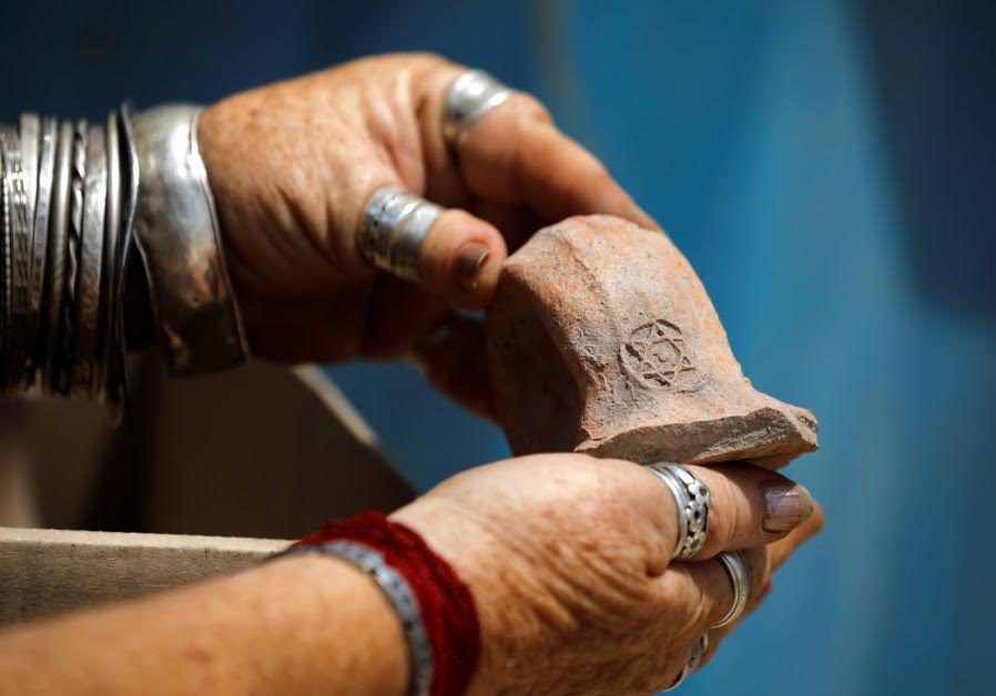 Un resto ritrovato nel sito della bottega di 1800 anni fa