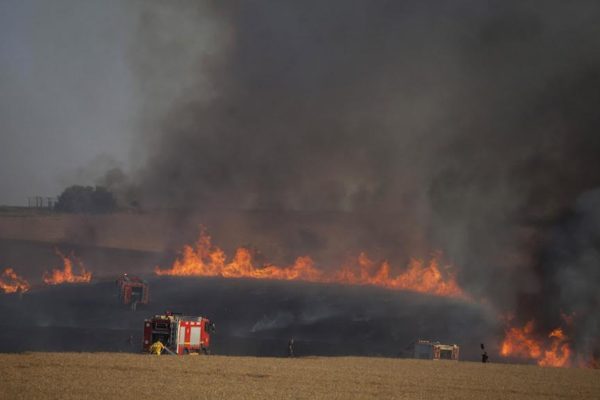 Pompieri israeliani spengono incendi vicino a Nahal Oz causati da aquiloni e palloncini incendiari