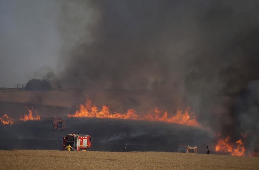 Pompieri israeliani spengono incendi vicino a Nahal Oz causati da aquiloni e palloncini incendiari