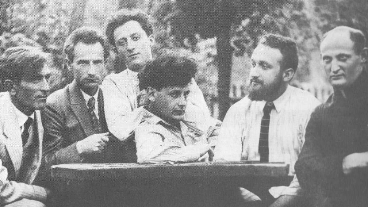 Melech Rawitch (secondo da destra) con membri del gruppo letterario e artistico "Di Chaliastre" a Varsavia (1922)
