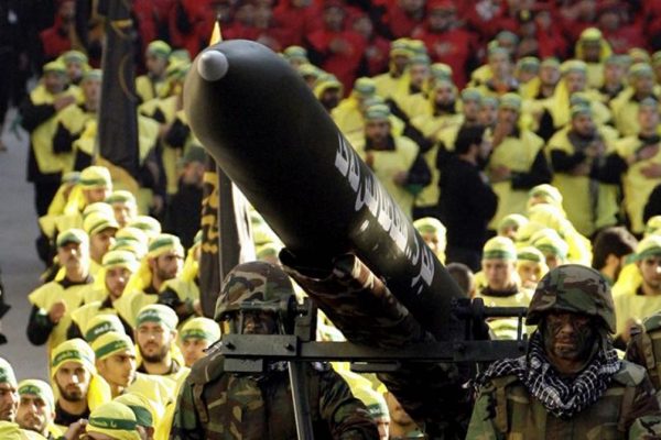 hezbollah con un missile iraniano