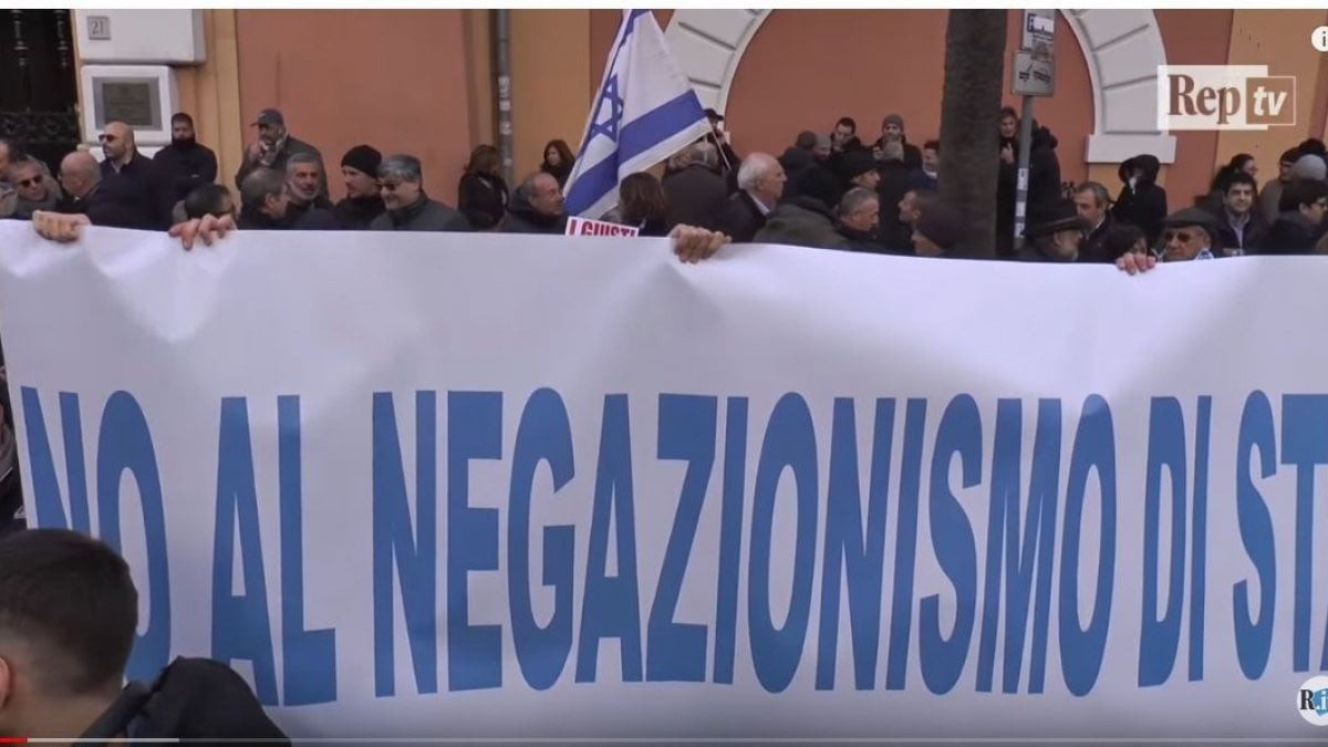 La manifestazione a Roma contro l'intervento della delegazione iraniana alla Camera