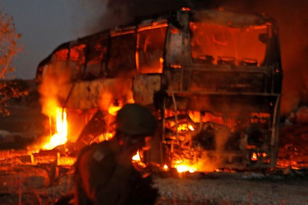 Un autobus colpito da un missile lanciato da Gaza