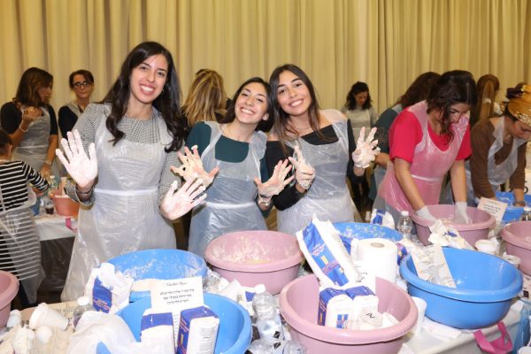 Donne preparano al Noam le challot per il Shabbat Project