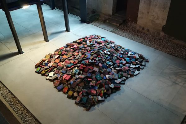 Un'installazione della mostra Ricordi futuro 4.0 al Memoriale della Shoah di Milano