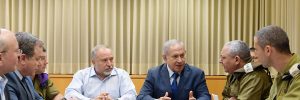 Netanyahu e Libermann con i vertici dell'esercito