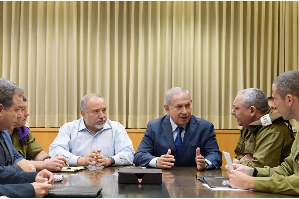 Netanyahu e Libermann con i vertici dell'esercito