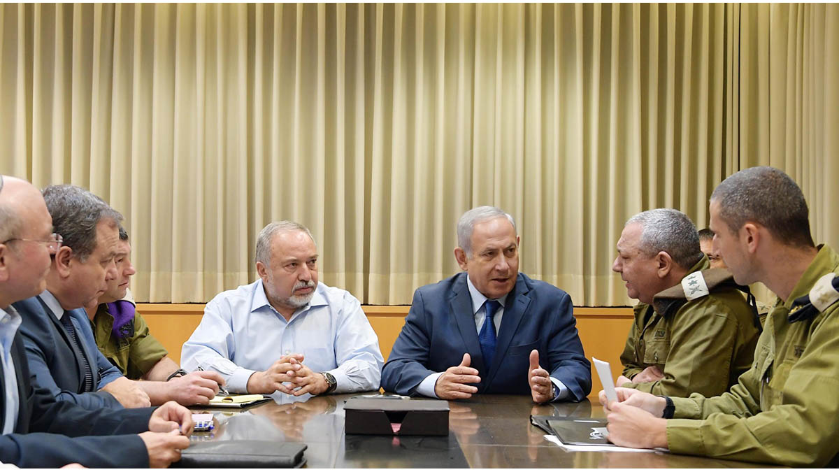 Netanyahu e Libermann con i vertici dell'esercito