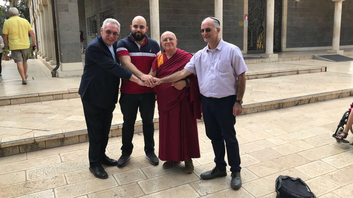 Da sinistra a destra: Don Zampa; Abed Elasalm Manasra; Lama Paljin Tulku Rinpoce e Rav Yehuda Stolov sigillano il loro impegno al dialogo e alla fratellanza tra religioni.