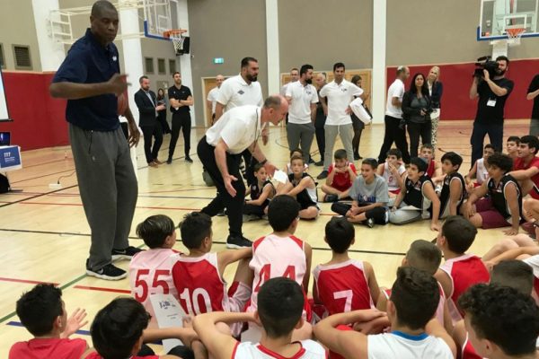 La star Nba Mutombo all'inaugurazione del centro sportivo più grande del Medioriente