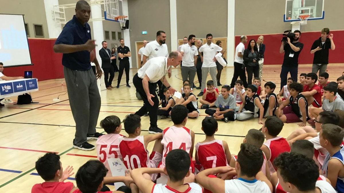 La star Nba Mutombo all'inaugurazione del centro sportivo più grande del Medioriente