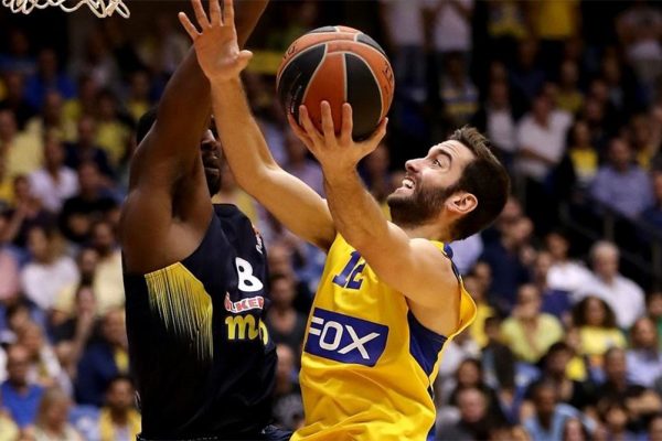 Un giocatore della squadra di basket Maccabi Tel Aviv