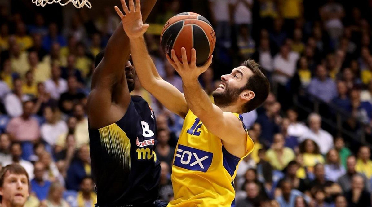 Un giocatore della squadra di basket Maccabi Tel Aviv