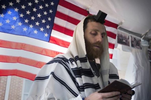 Un ebreo con sullo sfondo la bandiera americana