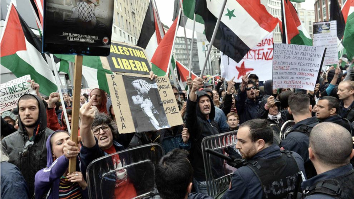 Antagonisti pro-palestinesi contro la Brigata ebraica durante il corteo del 25 aprile a Milano