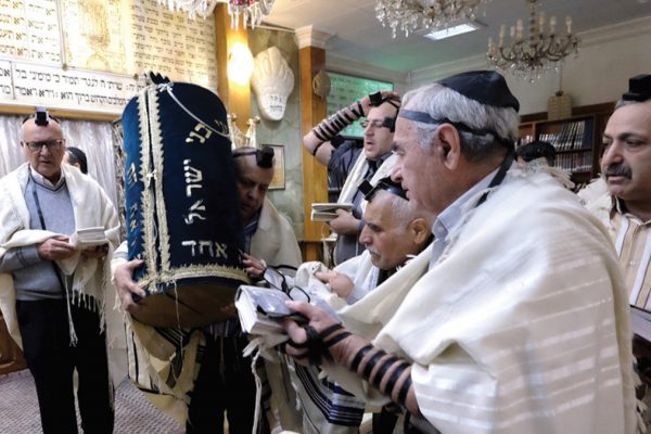 ebrei iraniani in una sinagoga a Teheran