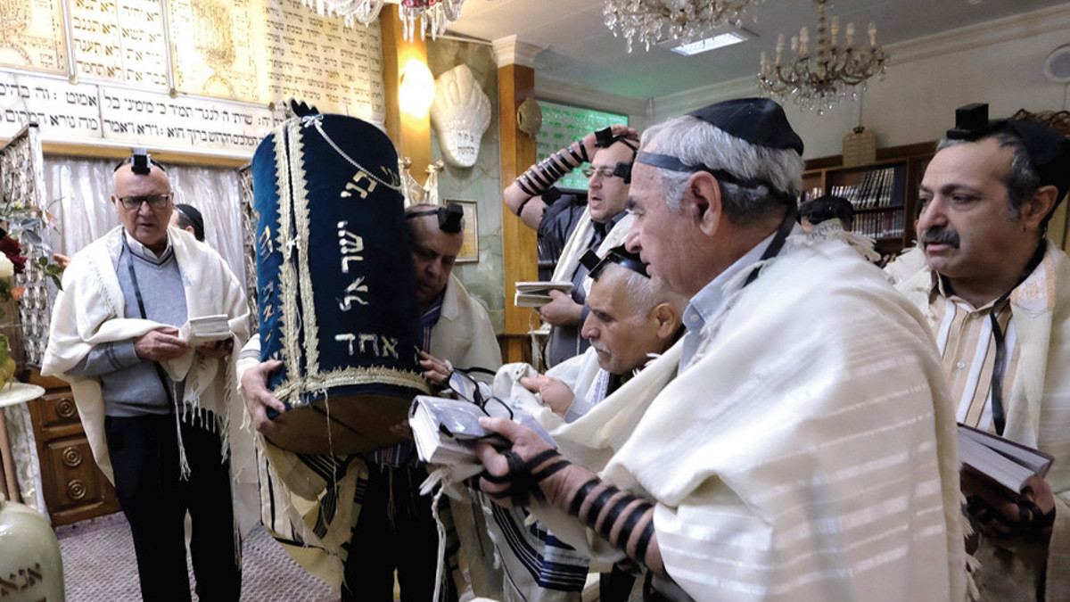 ebrei iraniani in una sinagoga a Teheran