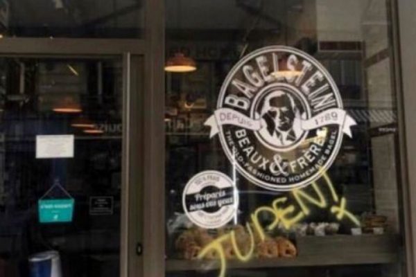 La scritta antisemita apparsa su un ristorante a Parigi