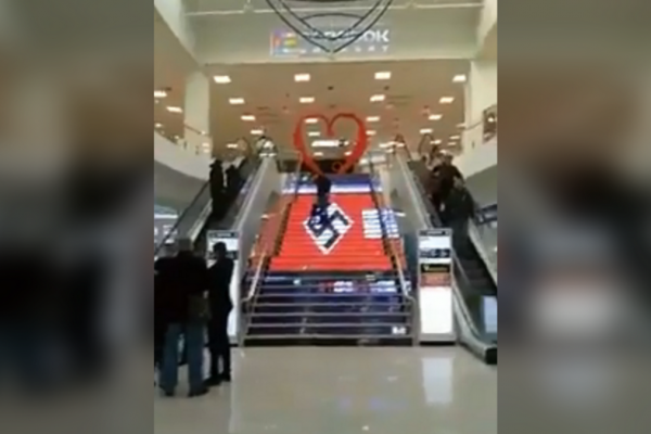 Una svastica in un centro commerciale di Kiev